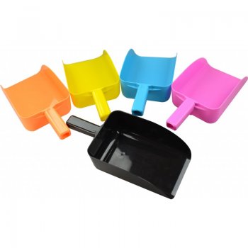 Plastic feeding scoop